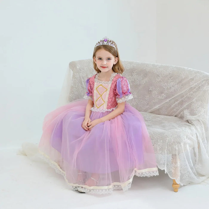Fantasia Infantil Rapunzel com vestido, coroa e varinha, em poliéster, malha e renda. Perfeita para crianças em festas e eventos, inspirada na princesa da torre!