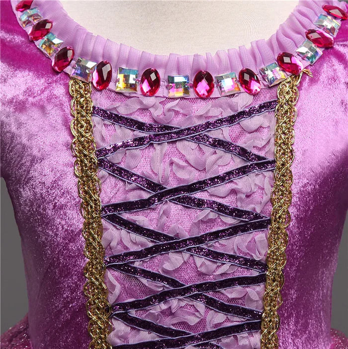 Fantasia Infantil Rapunzel Festa com vestido em voil, malha e algodão. Perfeita para crianças em ocasiões especiais, com design mágico da princesa de cabelos dourados!