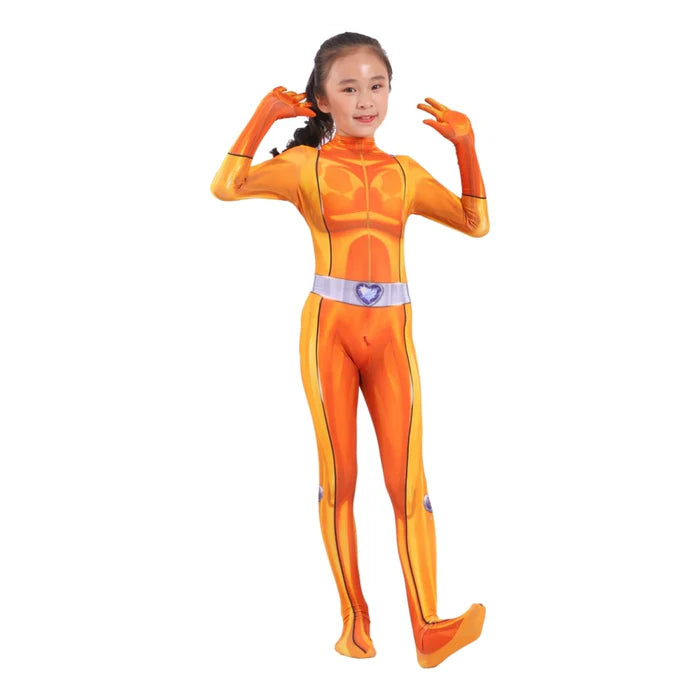 Fantasia Infantil Três Espiãs Demais com macacão em poliéster e spandex. Perfeita para crianças, ideal para aventuras secretas com design das espiãs Clover, Sam e Alex!