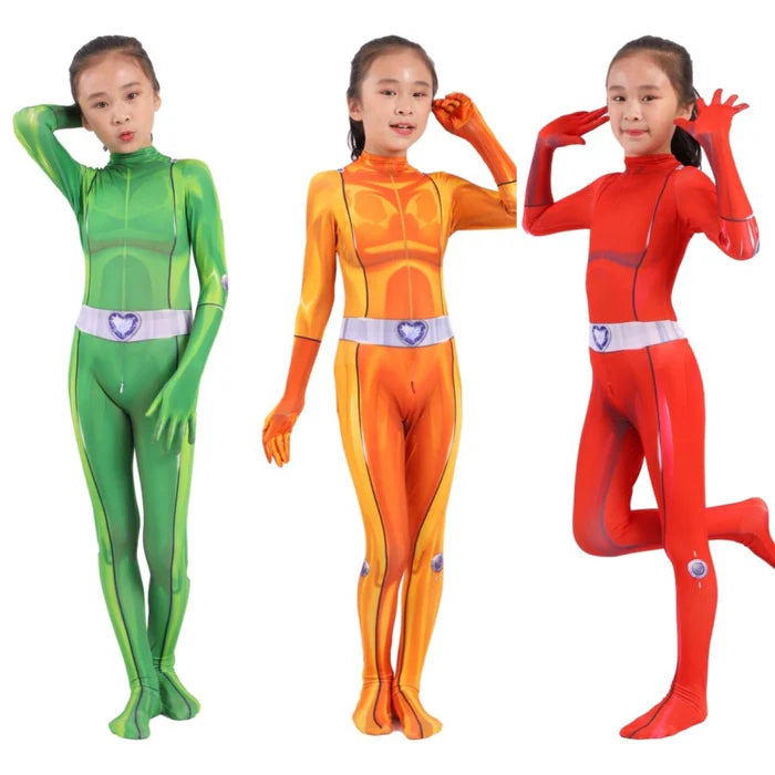 Fantasia Infantil Três Espiãs Demais com macacão em poliéster e spandex. Perfeita para crianças, ideal para aventuras secretas com design das espiãs Clover, Sam e Alex!