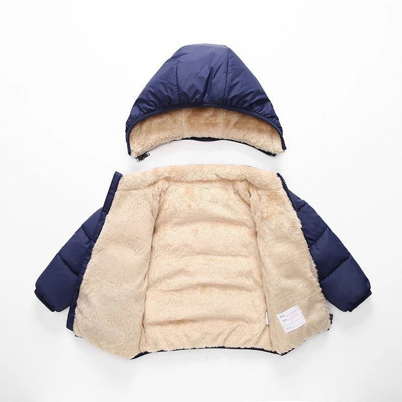 Jaqueta Infantil com Forro Peluciado e Capuz Removível Unissex, quente e estilosa, em poliéster e algodão. Ideal para crianças no inverno, com isolamento térmico!