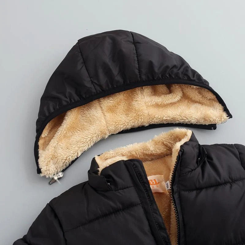 Jaqueta Infantil com Forro Peluciado e Capuz Removível Unissex, quente e estilosa, em poliéster e algodão. Ideal para crianças no inverno, com isolamento térmico!