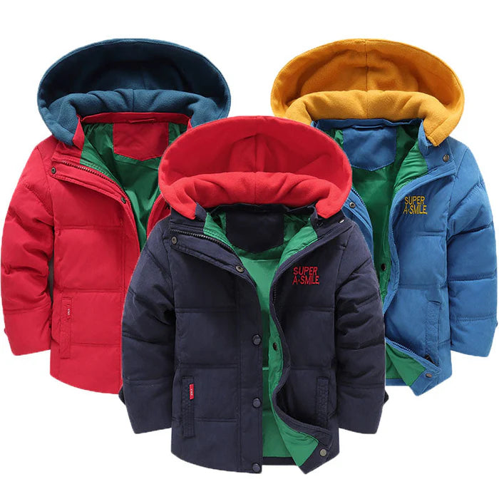 Jaqueta Infantil Masculina com Capuz, em poliéster com forro de nylon, quente e estilosa. Perfeita para meninos no inverno, com proteção térmica e durabilidade!