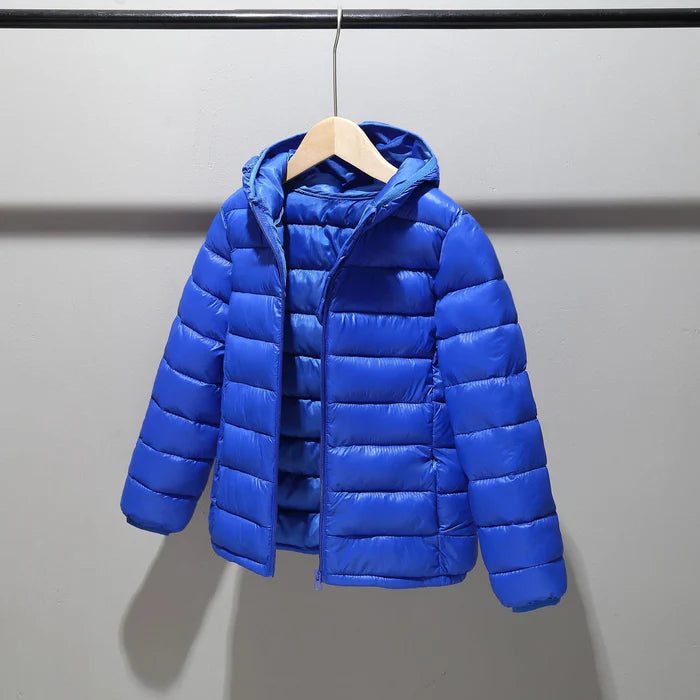 Jaqueta Infantil Puffer com Capuz Unissex, quente e estilosa, com forro de pelúcia e proteção térmica. Perfeita para crianças no inverno, em poliéster resistente!