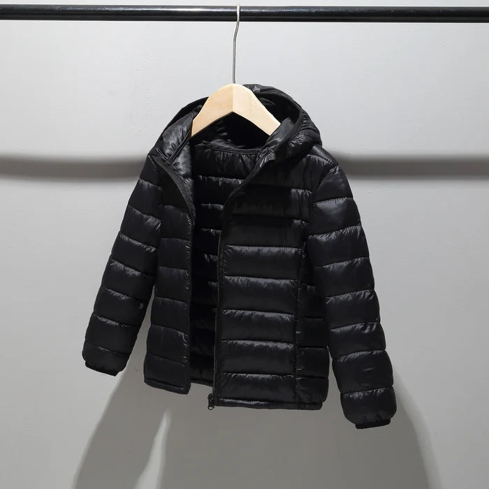 Jaqueta Infantil Puffer com Capuz Unissex, quente e estilosa, com forro de pelúcia e proteção térmica. Perfeita para crianças no inverno, em poliéster resistente!