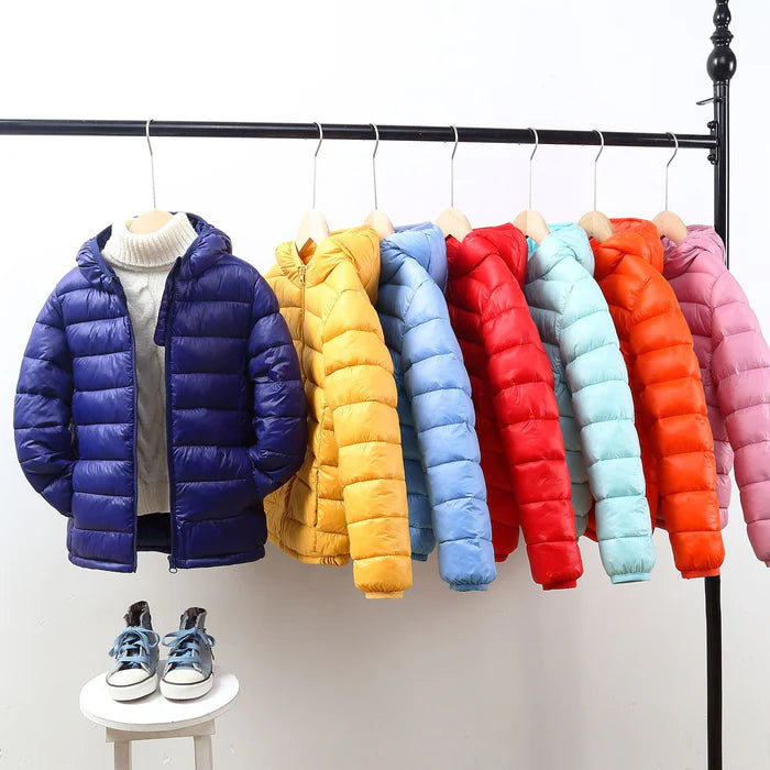 Jaqueta Infantil Puffer com Capuz Unissex, quente e estilosa, com forro de pelúcia e proteção térmica. Perfeita para crianças no inverno, em poliéster resistente!