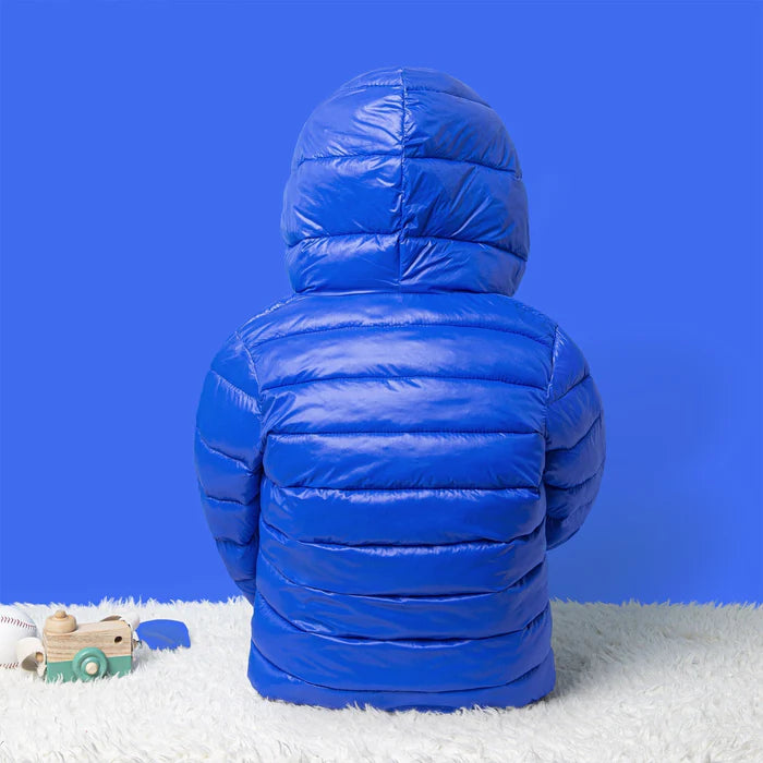 Jaqueta Infantil Puffer com Capuz Unissex, quente e estilosa, com forro de pelúcia e proteção térmica. Perfeita para crianças no inverno, em poliéster resistente!