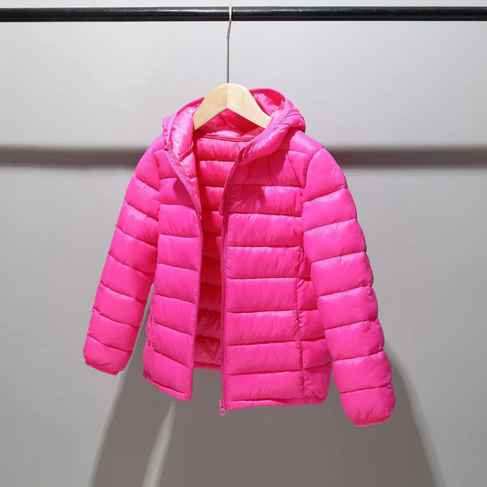 Jaqueta Infantil Puffer com Capuz Unissex, quente e estilosa, com forro de pelúcia e proteção térmica. Perfeita para crianças no inverno, em poliéster resistente!