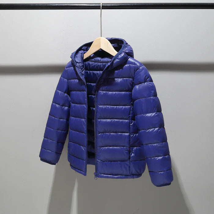 Jaqueta Infantil Puffer com Capuz Unissex, quente e estilosa, com forro de pelúcia e proteção térmica. Perfeita para crianças no inverno, em poliéster resistente!