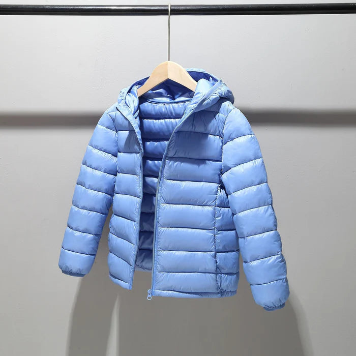 Jaqueta Infantil Puffer com Capuz Unissex, quente e estilosa, com forro de pelúcia e proteção térmica. Perfeita para crianças no inverno, em poliéster resistente!