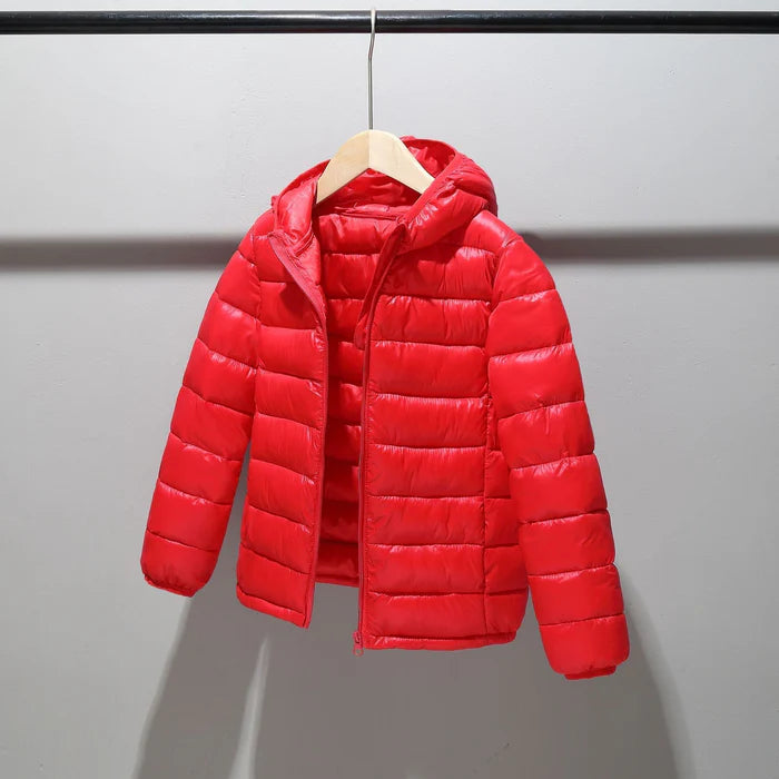 Jaqueta Infantil Puffer com Capuz Unissex, quente e estilosa, com forro de pelúcia e proteção térmica. Perfeita para crianças no inverno, em poliéster resistente!