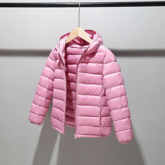 Jaqueta Infantil Puffer com Capuz Unissex, quente e estilosa, com forro de pelúcia e proteção térmica. Perfeita para crianças no inverno, em poliéster resistente!