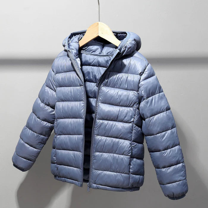 Jaqueta Infantil Puffer com Capuz Unissex, quente e estilosa, com forro de pelúcia e proteção térmica. Perfeita para crianças no inverno, em poliéster resistente!
