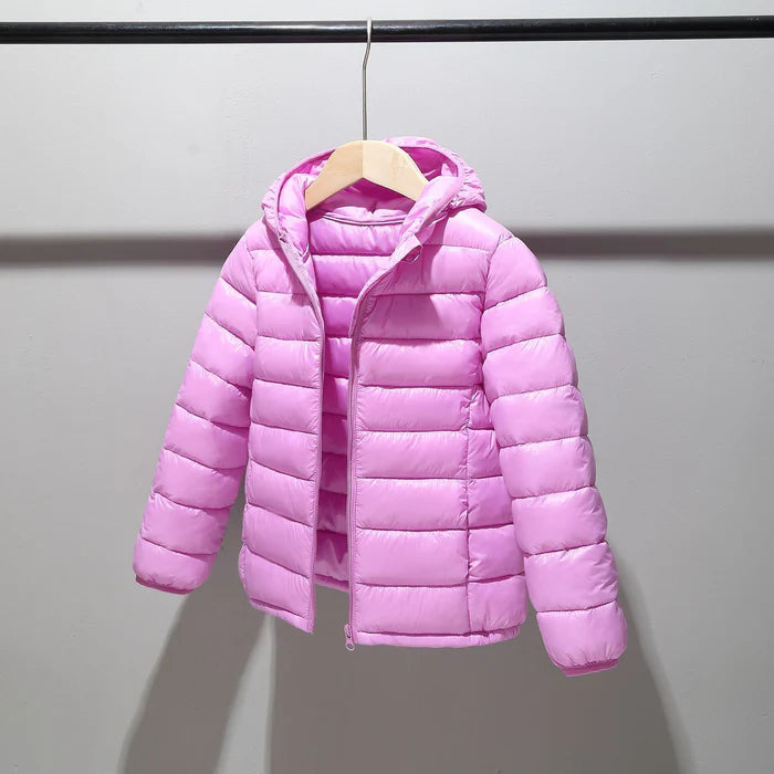 Jaqueta Infantil Puffer com Capuz Unissex, quente e estilosa, com forro de pelúcia e proteção térmica. Perfeita para crianças no inverno, em poliéster resistente!