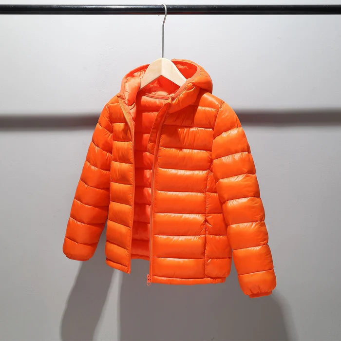 Jaqueta Infantil Puffer com Capuz Unissex, quente e estilosa, com forro de pelúcia e proteção térmica. Perfeita para crianças no inverno, em poliéster resistente!