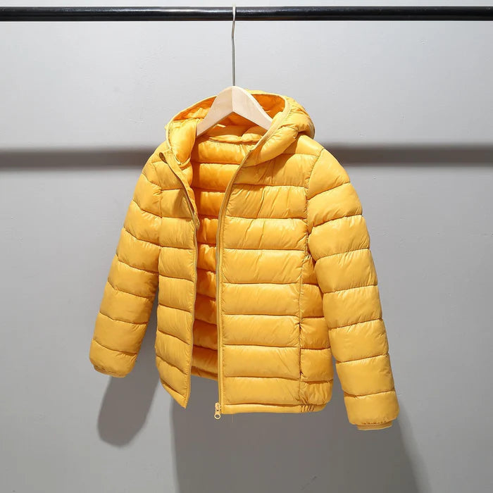 Jaqueta Infantil Puffer com Capuz Unissex, quente e estilosa, com forro de pelúcia e proteção térmica. Perfeita para crianças no inverno, em poliéster resistente!
