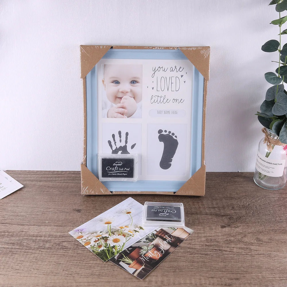 Moldura lembrancinha maternidade para impressão das mãos e pés do bebê, com tinta atóxica e design decorativo seguro.