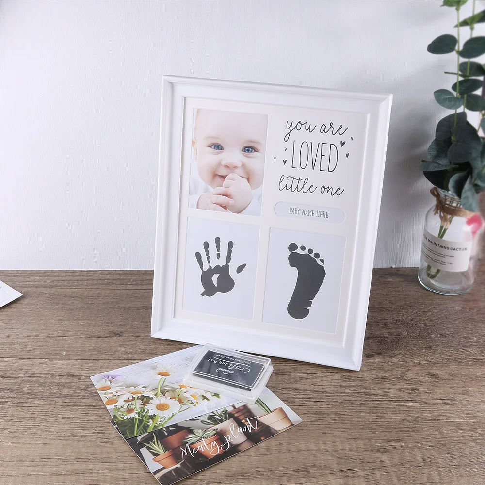 Moldura lembrancinha maternidade para impressão das mãos e pés do bebê, com tinta atóxica e design decorativo seguro.