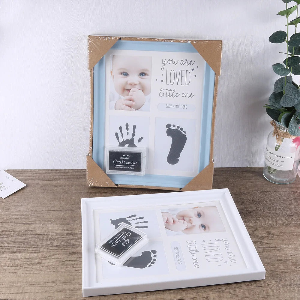 Moldura lembrancinha maternidade para impressão das mãos e pés do bebê, com tinta atóxica e design decorativo seguro.