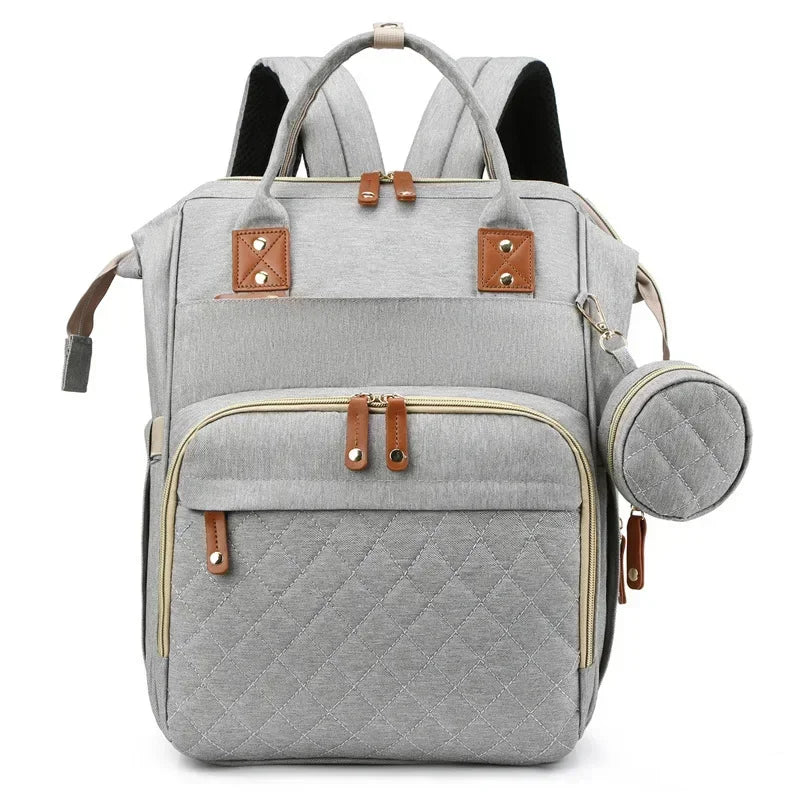 Mochila maternidade 3 em 1 com berço dobrável, compartimento térmico e espaço amplo para os cuidados com o bebê.