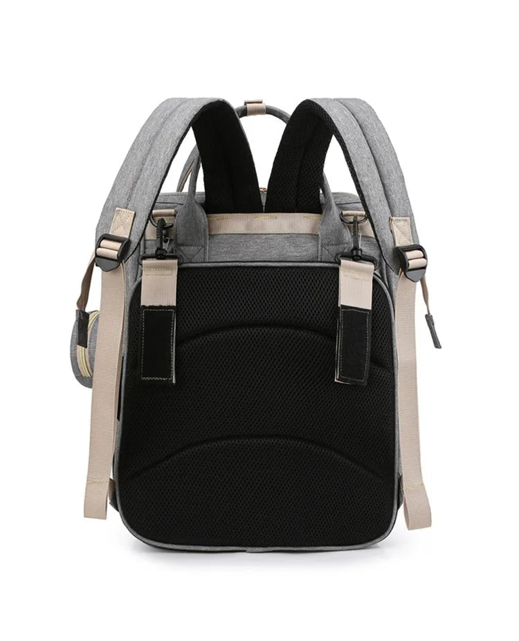 Mochila maternidade 3 em 1 com berço dobrável, compartimento térmico e espaço amplo para os cuidados com o bebê.