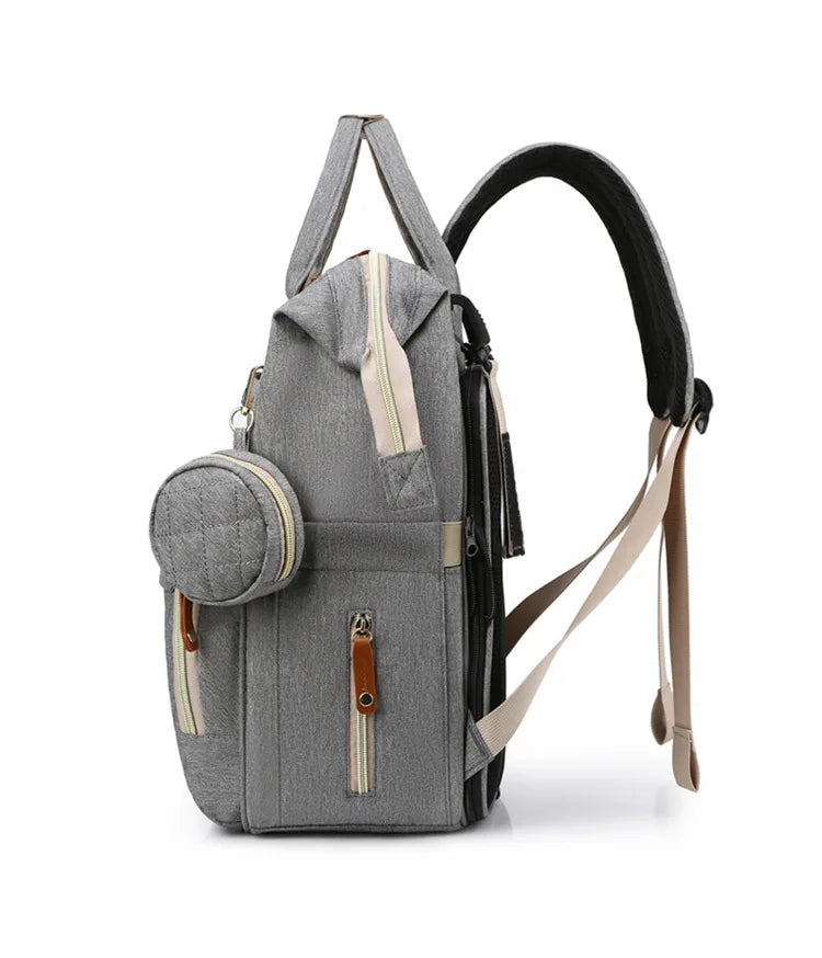 Mochila maternidade 3 em 1 com berço dobrável, compartimento térmico e espaço amplo para os cuidados com o bebê.