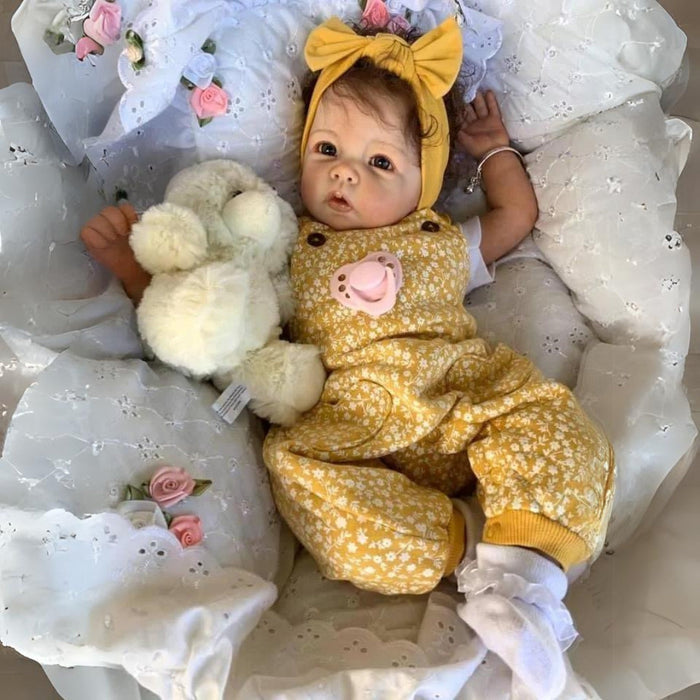 Bebê Reborn Agatha 55cm, boneca realista com corpo macio, olhos vivos, cabelo fio a fio e acessórios. Perfeita para crianças 3+, traz magia e ternura às brincadeiras!