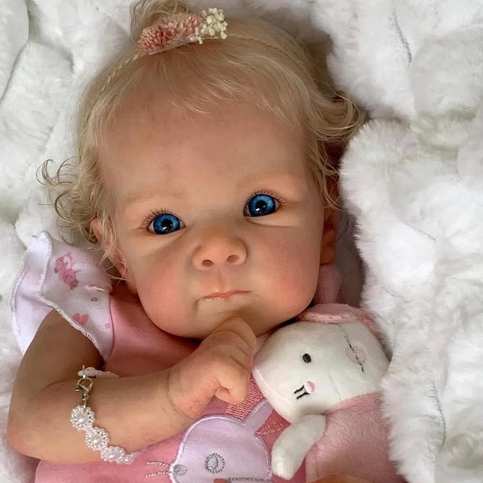 Bebê Reborn Alice 55cm, boneca realista com corpo macio, olhos vivos, cabelo fio a fio e acessórios. Perfeita para crianças 3+, traz magia e carinho às brincadeiras!