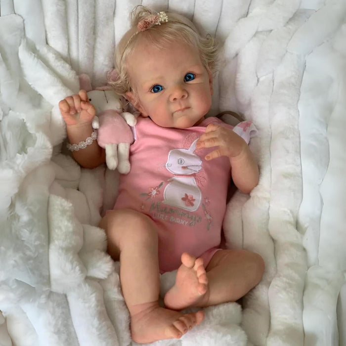 Bebê Reborn Alice 55cm, boneca realista com corpo macio, olhos vivos, cabelo fio a fio e acessórios. Perfeita para crianças 3+, traz magia e carinho às brincadeiras!