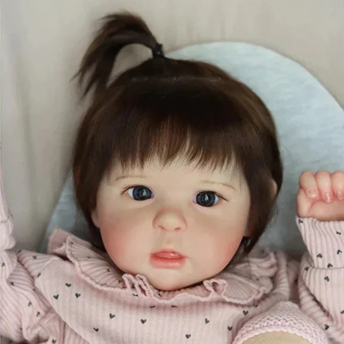 Bebê Reborn Aline 55cm, boneca realista com corpo macio, olhos vivos, cabelo fio a fio e acessórios. Perfeita para crianças 3+, traz magia e ternura às brincadeiras!