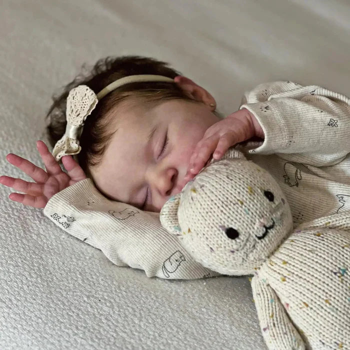 Bebê Reborn Amanda 50cm, boneca realista com corpo macio, olhos vivos, cabelo fio a fio e acessórios. Perfeita para crianças 3+, traz magia e carinho às brincadeiras!