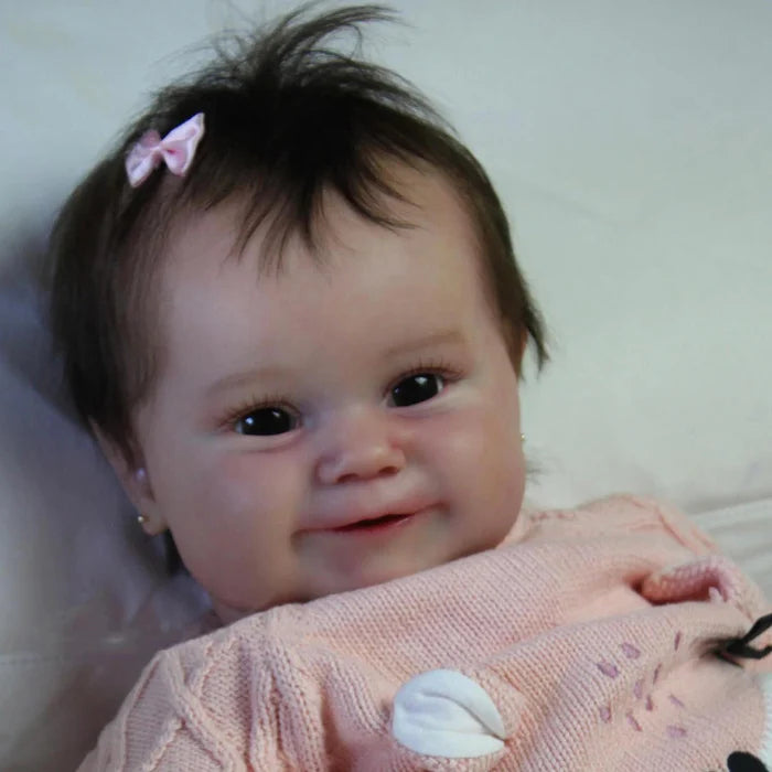 Bebê Reborn Angelina 50cm, boneca realista com corpo macio, cabelo fio a fio e acessórios. Perfeita para crianças 3+, traz magia e ternura às brincadeiras!