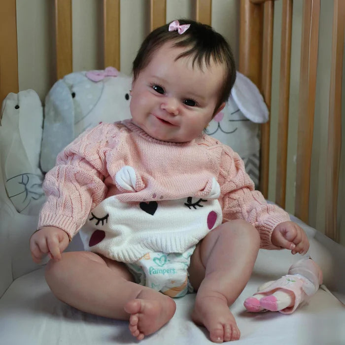 Bebê Reborn Angelina 50cm, boneca realista com corpo macio, cabelo fio a fio e acessórios. Perfeita para crianças 3+, traz magia e ternura às brincadeiras!