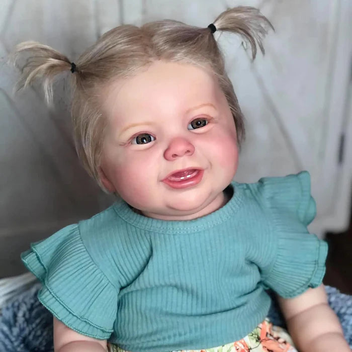Bebê Reborn Antonela 55cm, boneca realista com corpo macio, olhos vivos, cabelo fio a fio e acessórios. Perfeita para crianças 3+, traz magia e ternura às brincadeiras!
