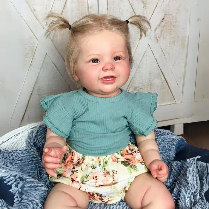 Bebê Reborn Antonela 55cm, boneca realista com corpo macio, olhos vivos, cabelo fio a fio e acessórios. Perfeita para crianças 3+, traz magia e ternura às brincadeiras!