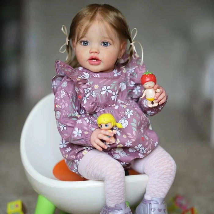 Bebê Reborn Antonella 60cm, boneca realista com corpo macio, olhos vivos, cabelo fio a fio e acessórios. Perfeita para crianças 3+, traz magia às brincadeiras!