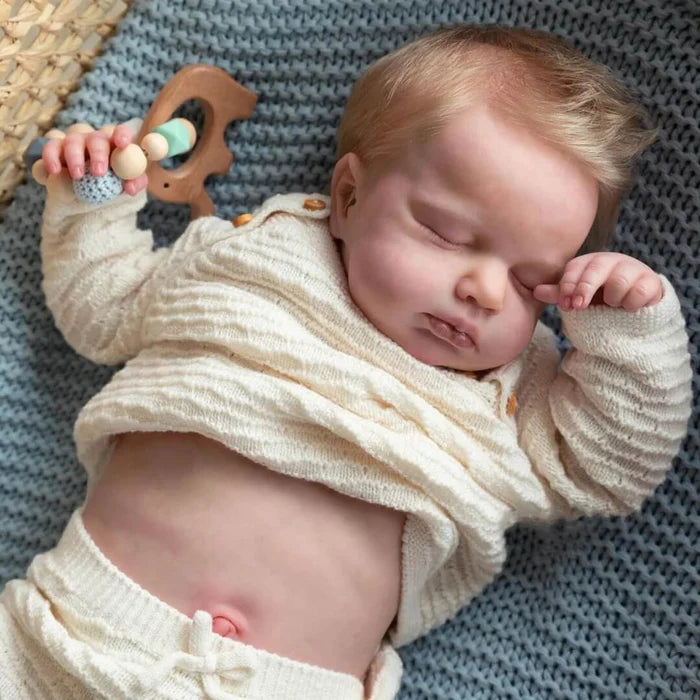 Bebê Reborn Antônio 49cm, boneco realista de silicone com olhos vivos, cabelo enraizado e membros móveis. Perfeito para crianças 3+, traz ternura às brincadeiras!