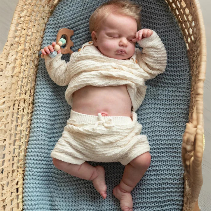 Bebê Reborn Antônio 49cm, boneco realista de silicone com olhos vivos, cabelo enraizado e membros móveis. Perfeito para crianças 3+, traz ternura às brincadeiras!