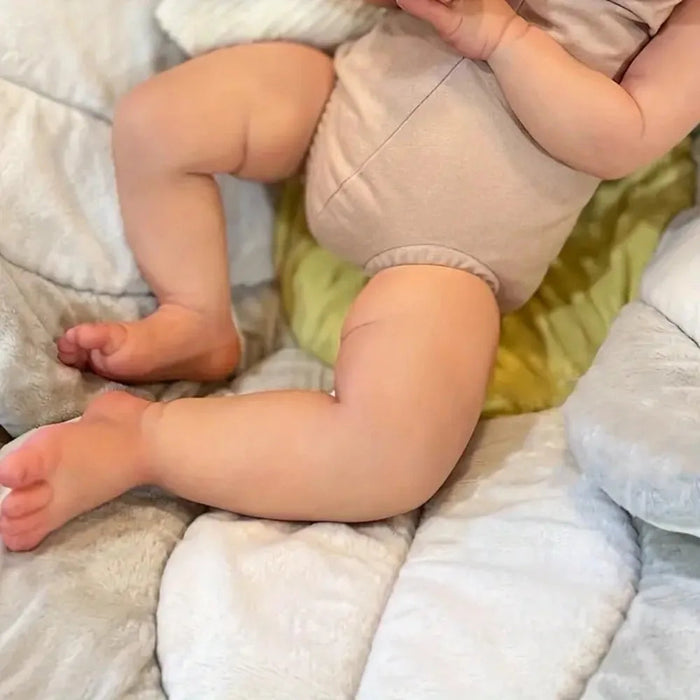 Bebê Reborn Benício 55cm, boneco realista com corpo macio, olhos vivos, cabelo fio a fio e acessórios. Perfeito para crianças 3+, traz magia e ternura às brincadeiras!