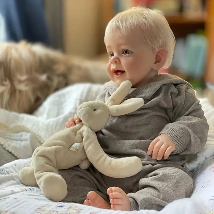 Bebê Reborn Benício 55cm, boneco realista com corpo macio, olhos vivos, cabelo fio a fio e acessórios. Perfeito para crianças 3+, traz magia e ternura às brincadeiras!