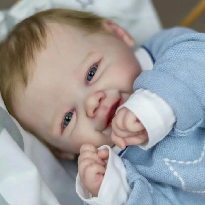 Bebê Reborn Bernardo 55cm, boneco realista de silicone com olhos vivos, cabelo fio a fio e acessórios. Perfeito para crianças 3+, traz magia e ternura às brincadeiras!