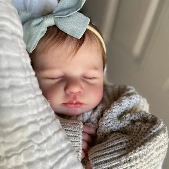 Bebê Reborn Bruna 50cm, boneca realista com corpo macio, olhos vivos, cabelo fio a fio e acessórios. Perfeita para crianças 3+, traz magia e carinho às brincadeiras!