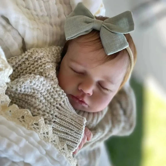 Bebê Reborn Bruna 50cm, boneca realista com corpo macio, olhos vivos, cabelo fio a fio e acessórios. Perfeita para crianças 3+, traz magia e carinho às brincadeiras!