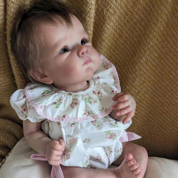 Bebê Reborn Camila 55cm, boneca realista com silicone macio, olhos vivos, cabelo fio a fio e acessórios. Perfeita para crianças 3+, traz magia às brincadeiras!