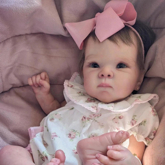 Bebê Reborn Camila 55cm, boneca realista com silicone macio, olhos vivos, cabelo fio a fio e acessórios. Perfeita para crianças 3+, traz magia às brincadeiras!