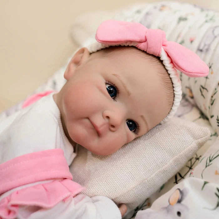Bebê Reborn Coelhinha 48cm, boneca realista de silicone com olhos azuis, cabelo pintado, roupa de coelhinha e acessórios. Perfeita para crianças 3+ e colecionadores!