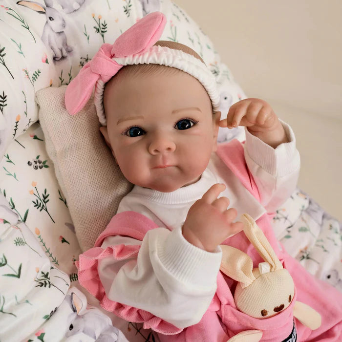 Bebê Reborn Coelhinha 48cm, boneca realista de silicone com olhos azuis, cabelo pintado, roupa de coelhinha e acessórios. Perfeita para crianças 3+ e colecionadores!