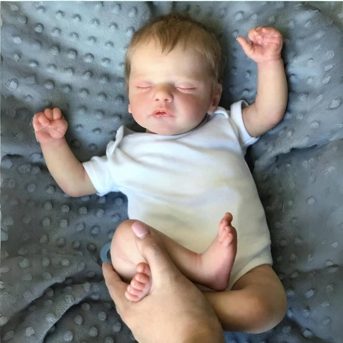 Bebê Reborn Davi 45cm, boneco realista com silicone macio, olhos vivos, cabelo fio a fio e acessórios. Perfeito para crianças 3+, traz magia às brincadeiras!