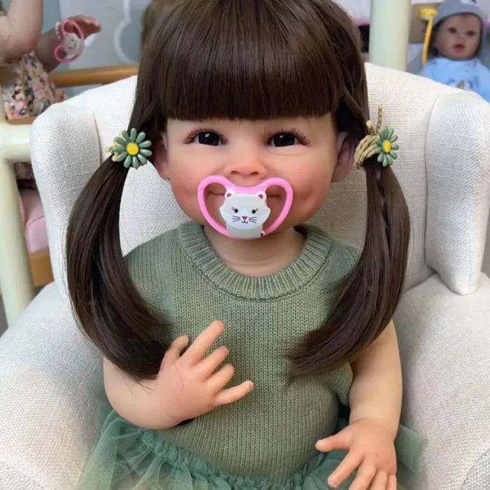 Bebê Reborn Bruninha 55cm, boneca realista de silicone com olhos vivos, cabelo fio a fio e acessórios. Perfeita para crianças 3+, traz magia e ternura às brincadeiras!
