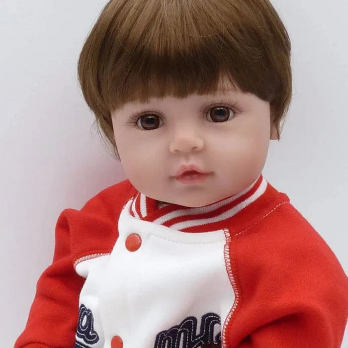 Bebê Reborn Daniel 56cm, boneco realista de silicone com olhos vivos, cabelo fio a fio e acessórios. Perfeito para crianças 3+, traz ternura e magia às brincadeiras!